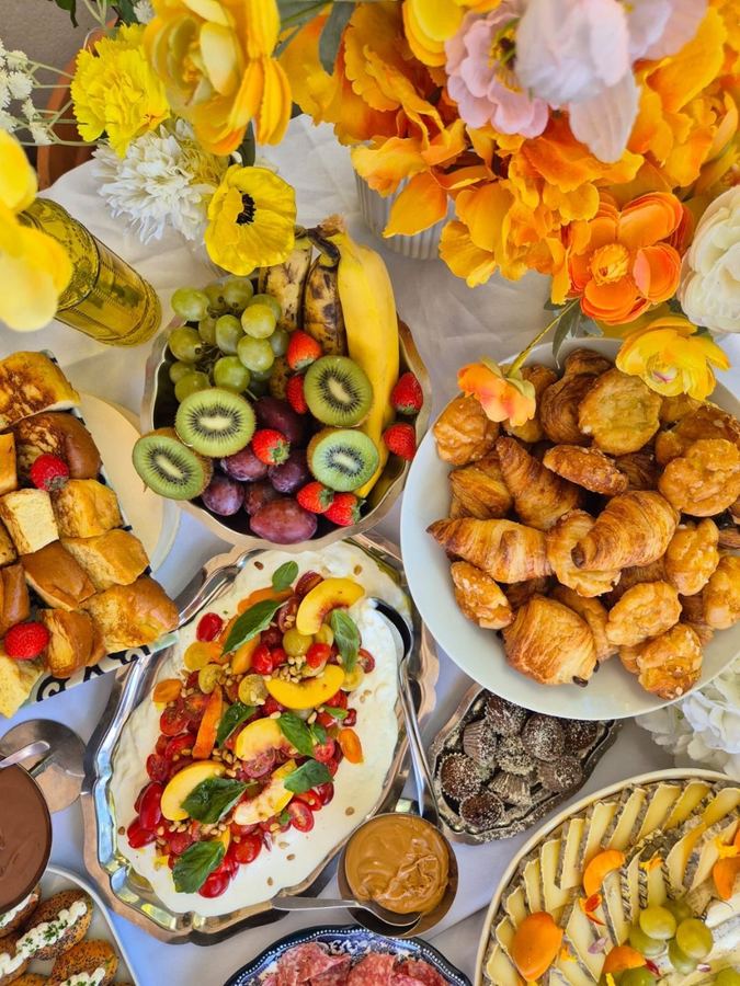 Buffet Brunch Signature de Lazio Traiteur avec viennoiseries et fruits frais
