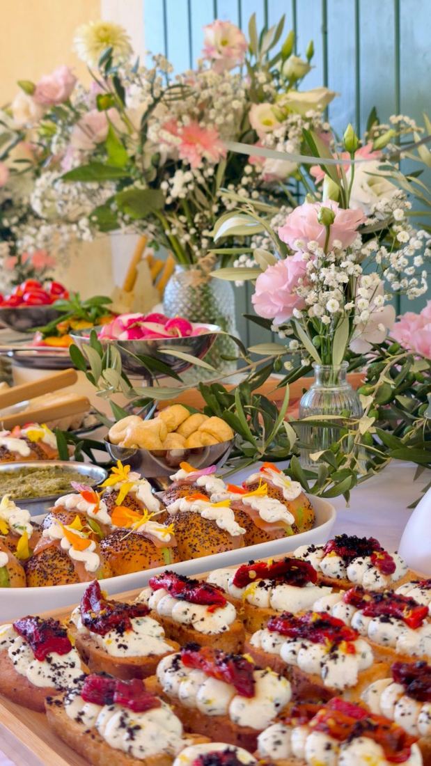 Buffet italien La Grande Tablée à l'Italienne décoré de fleurs fraîches