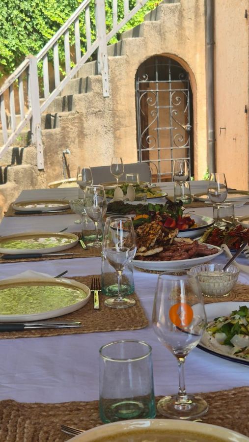 Table dressée chez un client pour le chef privé à domicile de Lazio Traiteur