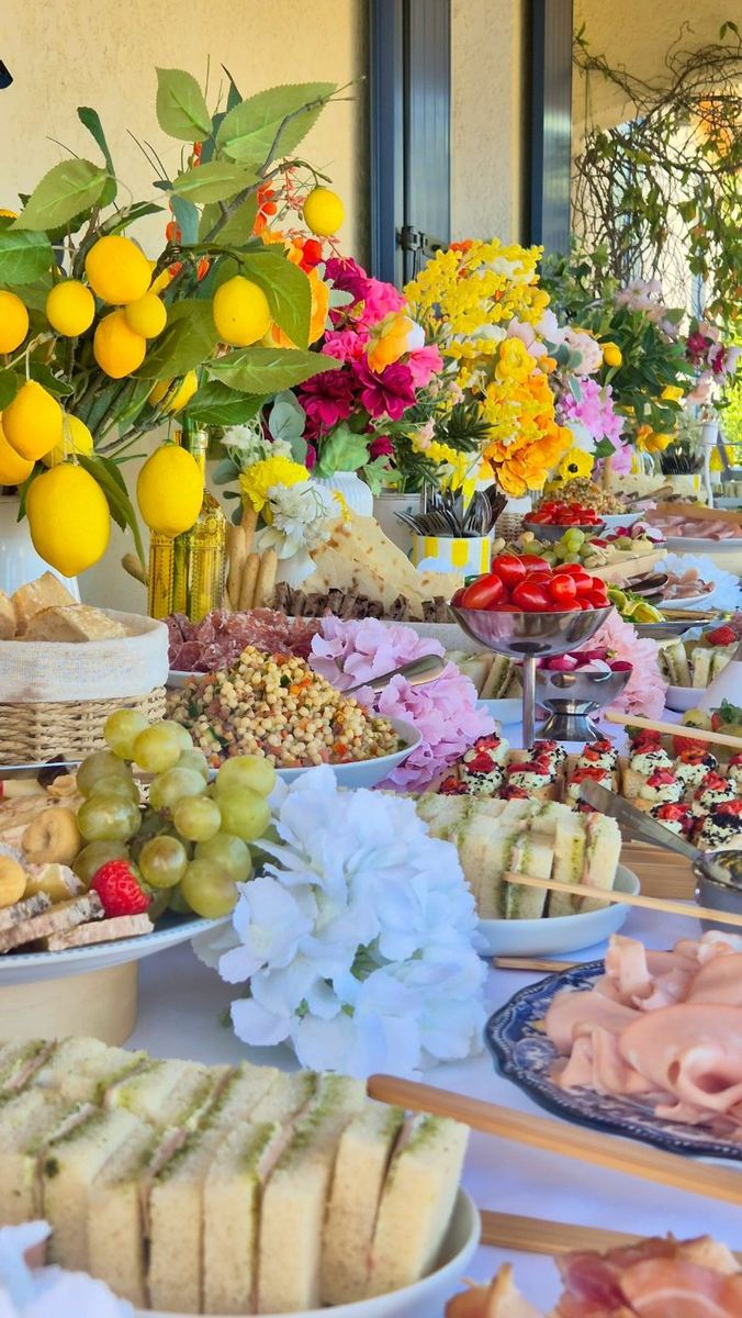 La Grande Tablée à l'Italienne dressée par Lazio, traiteur italien à Nice, avec citrons et fleurs