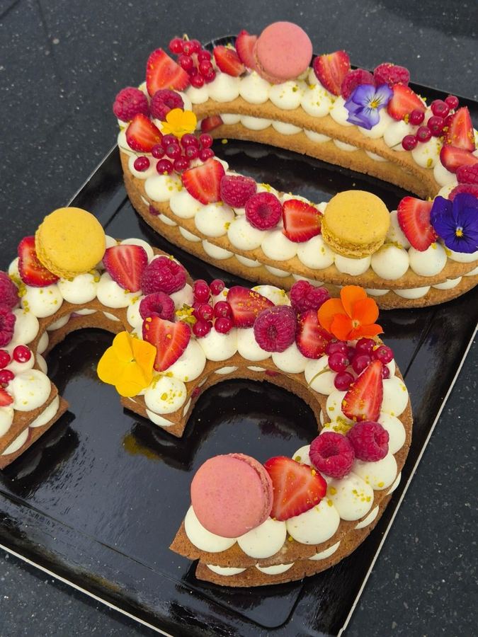 Number cake aux fruits rouges, macarons et fleurs de Lazio Traiteur