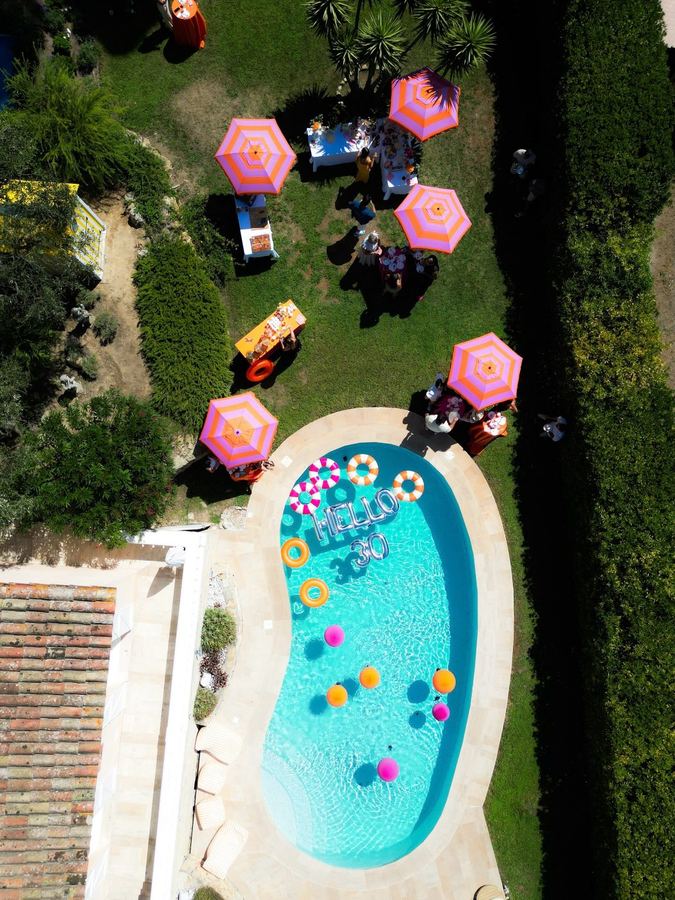 Réception au bord d'une piscine sur la Côte d'Azur, vue du ciel